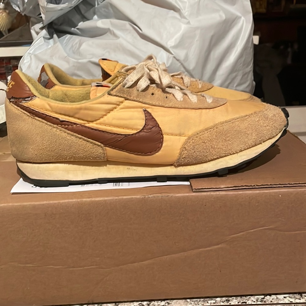 1st NIKE SNEAKER EVER ..lol size 10 -worn 3/4 times. Quick vacuum and clean 🧼